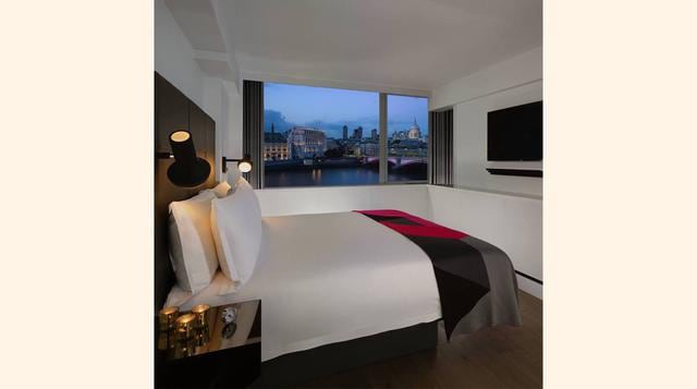 Mondrian London, Reino Unido. Ubicado a orillas del río Támesis, este hotel ofrece una increíble experiencia con vistas panorámicas y la posibilidad de explorar la ciudad y disfrutar de la vida nocturna. Pero las habitaciones de este alojamiento represent