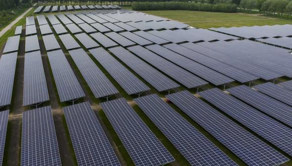 La AIE admite que esas políticas de inversión masivas, además de permitirle exportar equipos fotovoltaicos por valor de US$ 30,000 millones en el 2021, han contribuido a que los precios hayan bajado más de 80%. (Foto: EFE)