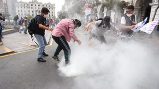 Dispersan con gases lacrimógenos a manifestantes que marchan contra Manuel Merino