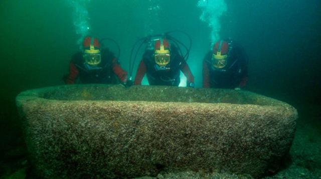 Los arqueólogos encontraron todo tipo de objetos bajo las aguas. En la imagen, un tanque de jardín de granito rosado, que pertenece al período ptolemaico, de la dinastía fundada por Ptolomeo I Sóter, general de Alejandro Magno. (Foto: FRANCK GODDIO. HILTI