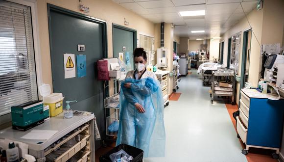 Una enfermera se quita la cubierta protectora fuera de la unidad de cuidados intensivos del Hospital Privado de Europa en Port-Marly, suburbio occidental de París, el 25 de marzo de 2021, en medio de la propagación de la Pandemia de COVID-19. (Foto de Martin BUREAU / AFP)
