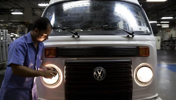 Empleado de Volkswagen mientras trabaja en el ensamble de una de las últimas Kombi fabricadas en la planta de Sao Bernardo do Campo (Brasil), en 2013. (Foto: EFE)