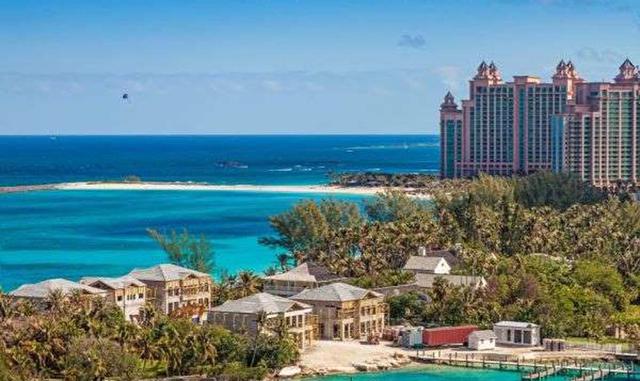 BAHAMAS. Conocidas oficialmente como Mancomunidad de las Bahamas, es un estado ubicado en el océano Atlántico y formado por un archipiélago que consta de más de 700 islas, cayos e islotes. Como el popular destino de cruceros que es, las Bahamas dependen e