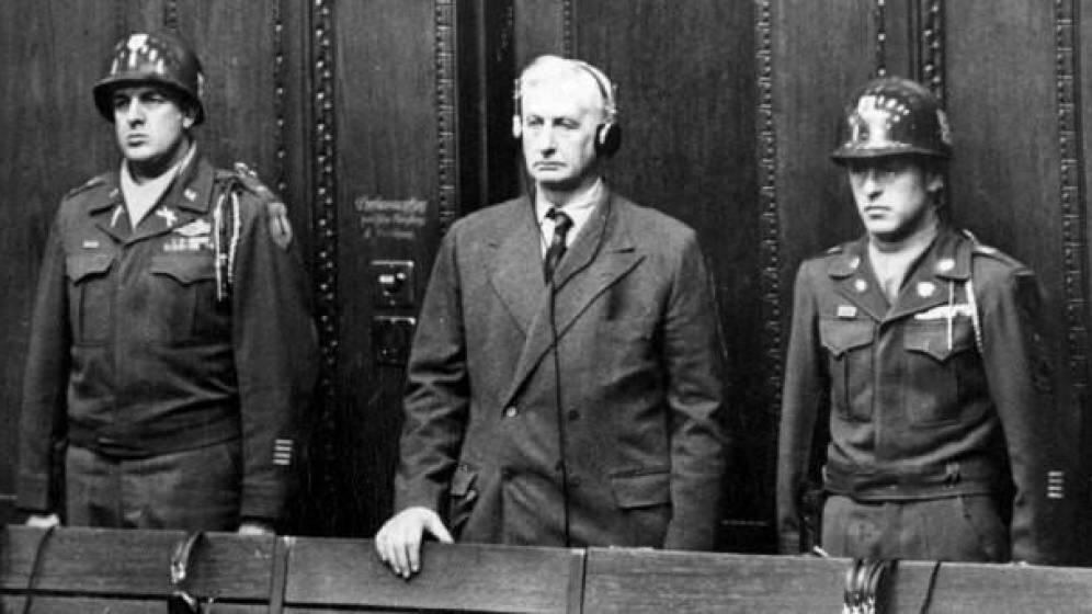Friedrich Flick escuchando su sentencia en los juicios de Nuremberg.