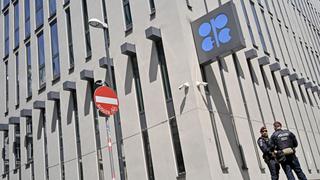 Duro debate en la OPEP+ sobre si recortar más la producción de crudo para sostener precios