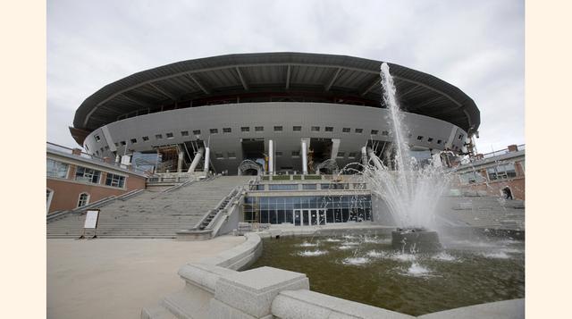 Vista de la construcción del estadio Zenit Arena en San Petersburgo, sede el 10 de julio de una de las semifinales del torneo. También será sede de la final de la Copa Confederaciones de 2017. (Foto: Reuters)