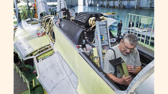 La planta de la Corporación MIG, en Lukhovitsy, en las afueras de Moscú, abrió sus puertas para mostrar la fabricación de los míticos MIG. El 6 de octubre de 1977, hace 38 años, voló por primera vez un prototipo del caza táctico MiG-29, avión que se const