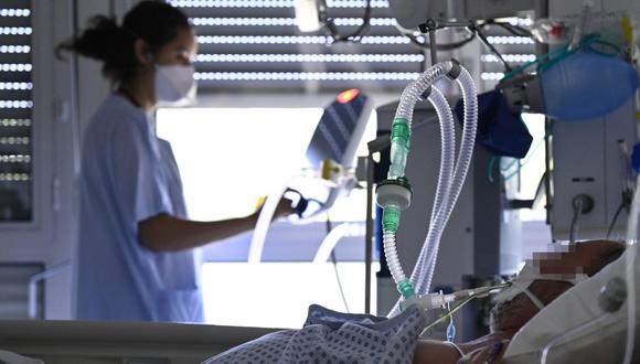 Imagen referencial. Un personal médico atiende a un paciente en la unidad de cuidados intensivos del hospital Emile Muller en Mulhouse, este de Francia, el 23 de julio de 2021. (Foto de SEBASTIEN BOZON / AFP).
