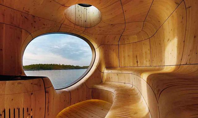 Grotto Sauna, Canadá. Un exterior tipo cabaña esconde un colosal rompecabezas de formas sinuosas que, atención, es una sauna. Así de sugerente es esta Grotto de Partisans, ubicada en Ontario (Canadá) en 2014. La estructura hacia fuera es de madera de cedr