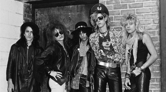 La formación clásica de Guns N’ Roses, en 1987, consistía de Axl Rose (voz), ‘Slash’ (guitarra), ‘Izzy’ Stradlin (guitarra), Duff McKagan (bajo), y Steve Adler (batería).