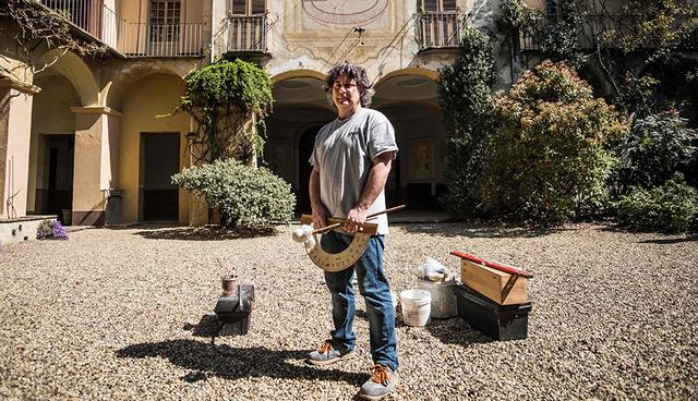 FOTO 8 | Italia. Fabio Garnero, uno de los últimos gnomonistas en Italia, posa para una foto en una mansión del Renacimiento donde restaura un antiguo reloj solar el 17 de abril del 2018 en Saluzzo, cerca de Turín. Garnero es uno de los últimos gnomonistas en Italia que utiliza técnicas tradicionales para calcular y dibujar el reloj solar en los edificios. Dedica mucho tiempo a catalogar y restaurar antiguos relojes de sol en Italia y en Europa. (Foto: AFP)
