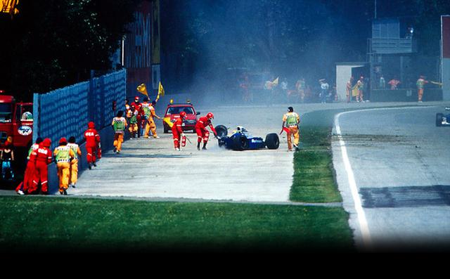 Inmola (Italia) 1994, el brasileño sufre un grave accidente durante el GP de San Marino que le terminaría costando la vida. Senna es hasta hoy para muchos el mejor piloto de la historia de la Fórmula 1. (Foto: f1fanatic)