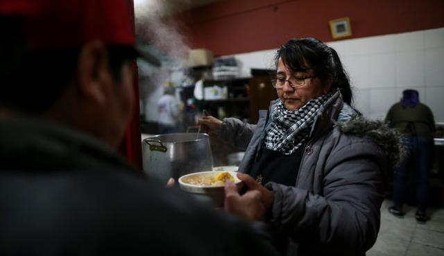 "Hay chicos que no llegan al alimento de la noche. A veces si tienen para el mediodía comen y a la noche ya no tienen para comer", dijo una de las encargadas de un comedor. (Foto: Reuters)