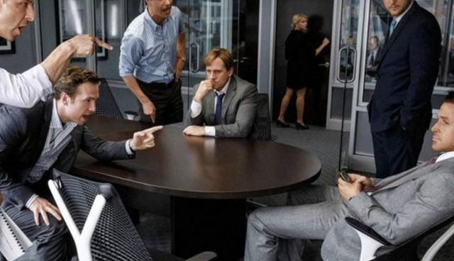 FOTO 13 | La gran apuesta (The Big Short, 2016). El desplome de la industria de vivienda en los Estados Unidos y la crisis financiera mundial desempeñan un papel protagónico en The Big Short, que cuenta la historia de un grupo de gestores de fondos e inversionistas de Wall Street que predijeron y pudieron beneficiarse del colapso del sobrecalentamiento del mercado inmobiliario del país.

La película está llena de lecciones importantes para los emprendedores y cualquier persona que haya invertido dinero en el mercado de valores: entiende en qué estás invirtiendo, confía tu instinto y nunca sigas los consejos de otra persona sin entender completamente en qué te estás metiendo.