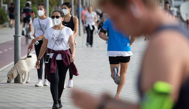 Hasta ahora, los españoles solo podían abandonar su domicilio para ir a trabajar (en el caso de que el teletrabajo no fuese posible), comprar comida, ir a la farmacia, al médico o dar cortos paseos a los perros. (JAIME REINA / AFP).