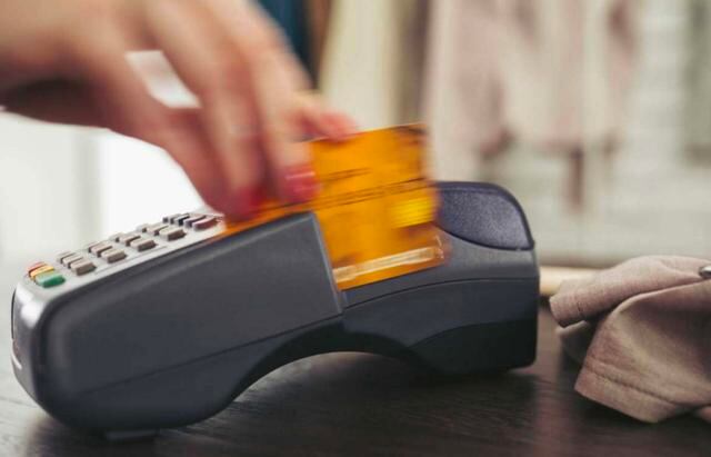 FOTO 28 | ACUMULA PUNTOS Y DINERO EN EFECTIVO PARA OPTIMIZAR LAS RECOMPENSAS. Hoy en día hay una variedad de programas de recompensas que permiten a los miembros acumular puntos de fidelidad de viajero frecuente para vuelos y hoteles. Con el programa Hilton Honors, por ejemplo, quienes son fieles pueden usar una tarjeta de crédito de marca, obtener el estatus de élite y elegir acumular puntos y millas con un programa de viajero frecuente asociado. Además, los miembros pueden aumentar sus puntos haciendo compras con socios. Mientras tanto, los miembros del programa Starwood Preferred Guest (Huésped preferido de Starwood) para quienes usan Uber pueden beneficiarse del uso de la tarjeta de crédito para reservar de Chase Sapphire que ofrece puntos SPG (siglas en inglés del Huésped preferido de Starwood), además de tres puntos por cada dólar gastado con Uber. Los miembros de Delta SkyMiles también pueden acumular puntos, gracias a su asociación con Lyft, que permite a los pasajeros ganar 1 milla por cada dólar gastado en viajes. (Foto: Getty)