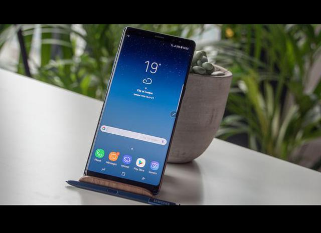 Foto 13 |  Samsung Galaxy Note 9. Junto con el Google Pixel 3 XL, seguramente el Galaxy Note 9 (o 10, quién sabe) será el mejor móvil Android de 2018. Juega con ventaja ya que su lanzamiento está previsto para después del verano, cuando ya el terreno ha sido allanado y pisado por todos los teléfonos presentados a lo largo del año.
De mayor tamaño que el S9, la resolución seguramente sea 4K, o casi. Ya veremos de qué es capaz Samsung con Super AMOLED, aunque a medio plazo todos quieren llegar al Ultra HD. En cuanto a novedades a nivel de hardware y software, el escáner de iris es cosa hecha, quizás también el reconocimiento facial. Dependiendo de lo que veamos en el S9, así será el Note 9. Pocas veces se ha desmarcado la phablet de su inmediato predecesor en el catálogo de la marca, y 2018 no va a ser menos.
En cuanto al precio, el Note 8 ya se ha ido a más de 1.000€, una tendencia dentro del mercado que se consolidará en 2018.