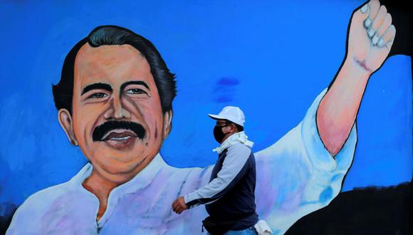 Un hombre camina junto a un mural que representa al presidente de Nicaragua, Daniel Ortega, en Managua. (REUTERS / Stringer / File Photo).