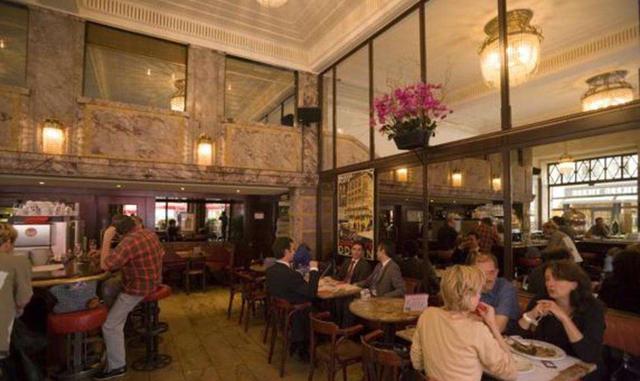 Café Odeon (Zurich, Suiza). El Café Odeon, inaugurado en 1911, es uno de los locales más famosos y con más historia de la ciudad. Tras un edificio sin gracia alguna, el local, de estilo art noveau, ha sido frecuentado a lo largo de un siglo por políticos 