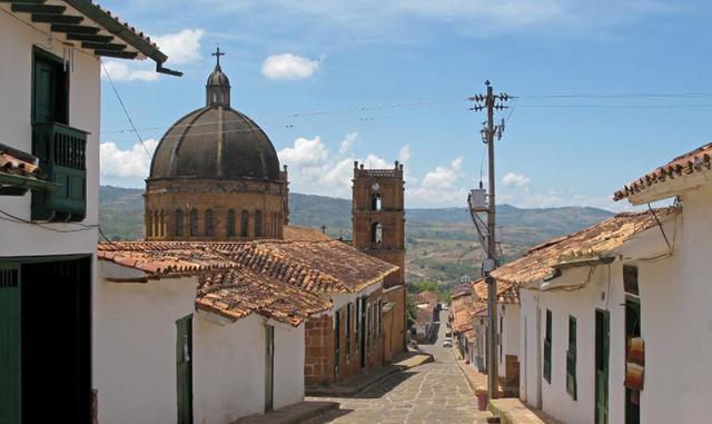 Foto 17 | Dónde: Barichara, Colombia. Amie O'Shaughnessy, fundadora y CEO de Ciao Bambino, dijo que Colombia no suele considerarse un destino de valor, pero debido al fuerte dólar estadounidense, se ha convertido en uno de los destinos más atractivos del mundo para aquellos que desean aventurarse fuera de los caminos trillados. Los viajeros conocedores adoran Barichara, uno de los pueblos coloniales más bellos de los Andes. Hospédese en Casa Barichara por menos de US$ 200 por noche y cene en El Carambolo, un pintoresco B & B rico en personalidad y el lugar perfecto para quienes buscan la auténtica hospitalidad colombiana. Aunque no es un destino turístico típico, Barichara es perfecto para los viajeros de aventura que disfrutan de actividades como el parapente. Un viaje a Barichara se puede combinar con la ciudad de Salamina, donde los viajeros encontrarán una arquitectura estrafalaria y una famosa producción de café, y/o la vibrante ciudad de Medellín, que cuenta con música, museos, vida nocturna y gente amable.