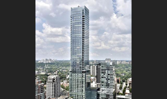 Ellos se enamoraron de Toronto, que tenía vuelos directos a sus otras casas, y "se presentó en el lugar correcto en el momento adecuado". La pareja cerró trato para adquirir un penthouse en la parte superior de una torre en condominio de 55 piso