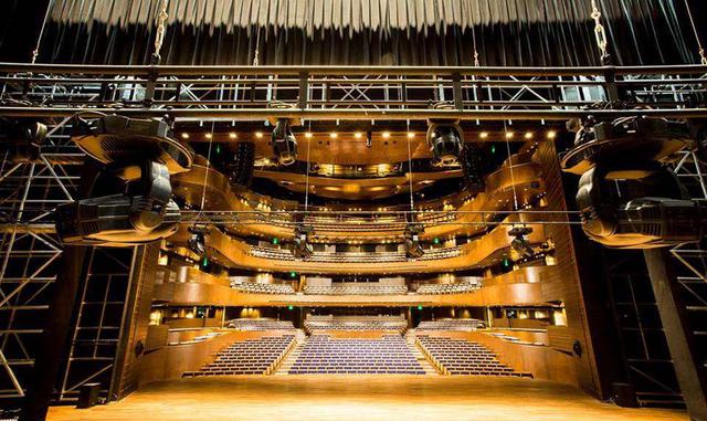 GRAN TEATRO NACIONAL. Fue creado en 2010 debido a la necesidad que tenía Perú por contar con un escenario de alto nivel, con toda la tecnología necesaria para presentar grandes producciones. El arquitecto Alonso de la Piedra fue el encargado de dirigir el