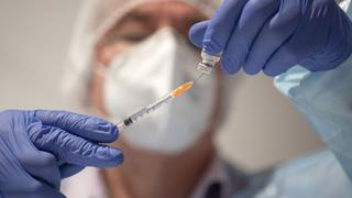 ¿Por qué se lograron en meses las vacunas antiCOVID y aún no hay una para el VIH?
