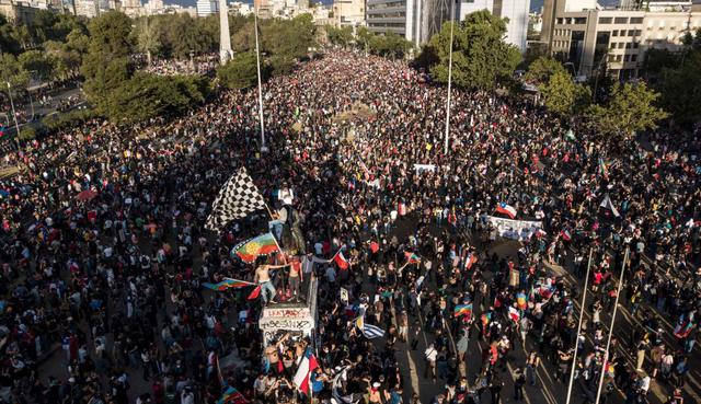 Otro aspecto que toma fuerza en las protestas es la aparición de varios símbolos en formas de banderas, imágenes o lemas. (Foto: AFP)