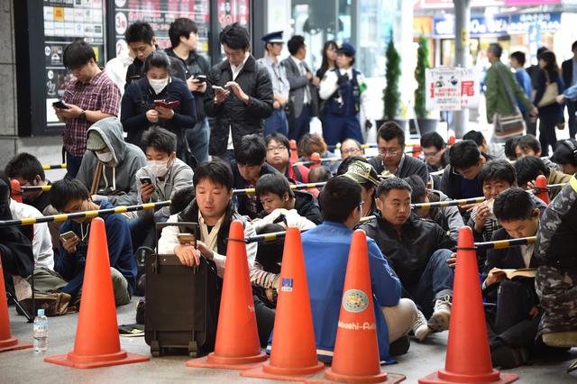 Con colas desde muy temprano los japoneses abarrotaron las tiendas del barrio Akihabara para conseguir el último producto de Sony, la PSVR, que solo puede usarse con  la consola PlayStation 4.