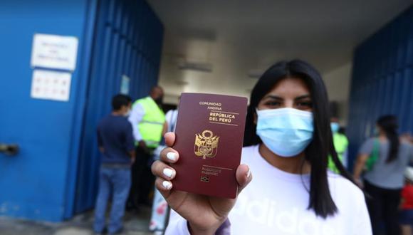 Los trámites para obtener el pasaporte se realizan de forma personal y no a través de tramitadores, recuerda Migraciones. (Foto archivo referencial GEC)