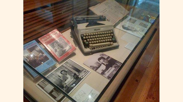 Inició su carrera como escritor con el cuento La vida gris que publicó en la revista Correo Bolivariano, en 1948.