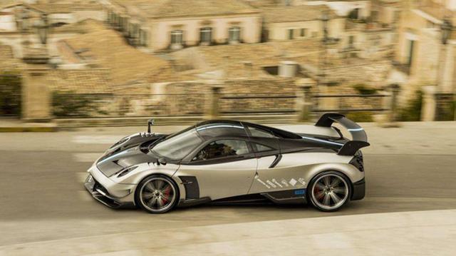 FOTO 8 | Pagani Huayra BC: USD 2,5 millones. Un auto con raíces argentinas. Su creador Horacio Pagani nació en Casilda, Santa Fe, y fundó la marca Pagani Automobili en Italia. Su última obra de arte lleva el nombre de Huayra, en alusión al Dios de los vientos y los huracanes en la cultura sudamericana de los Aymara, y de BC por Benny Caiola, un empresario amigo de Pagani y famoso coleccionista italiano que murió en 2010. Esta auténtica bestia tendrá apenas 20 ejemplares (todos ya reservados), fue exhibida en el Salón del Automóvil de Ginebra y luce la bandera argentina pintada en su carrocería.