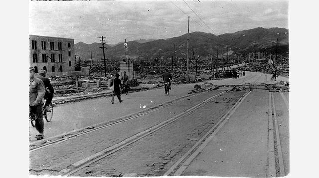 Los residentes locales caminan cerca de los edificios destruidos en la zona suroeste del puente Aioi en Hiroshima después de que la bomba atómica cayera en el lugar hace 70 años. La foto ha sido distribuida por el Hiroshima Peace Memorial Museum. (Foto. R