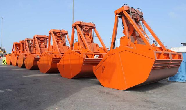 Cucharas para la descarga a granel. Permiten recoger la carga a granel a través de una grúa y colocar los productos en ambos tipos nuevos de tolvas, como granos, fertilizantes y clinker. Capacidad máxima de la carga: 17.5 metros cúbicos, dependiendo d