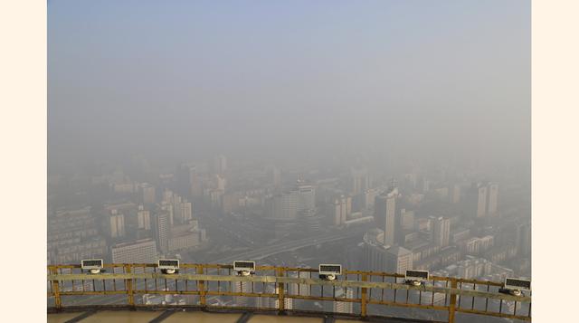 Desde la torre de la Radio y Televisión de China se aprecia la ciudad de Beijing cubierta por la una densa neblina producto de la alta contaminación. (Foto: Reuters)
