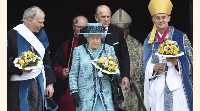 Ella es una figura inmediatamente reconocible, por sus sombreros, sus bolsos y sus vestidos coloridos. No mucho más: su vida privada es un completo enigma. Le encantan las carreras de caballos y los perros corgis, que siempre tuvo como mascotas.