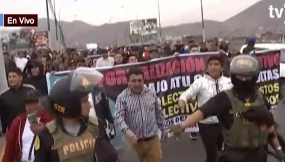 Grupo de colectiveros marcha hacia la sede la ATU en rechazo a la imposición de papeletas. (Foto: Captura TV Perú)
