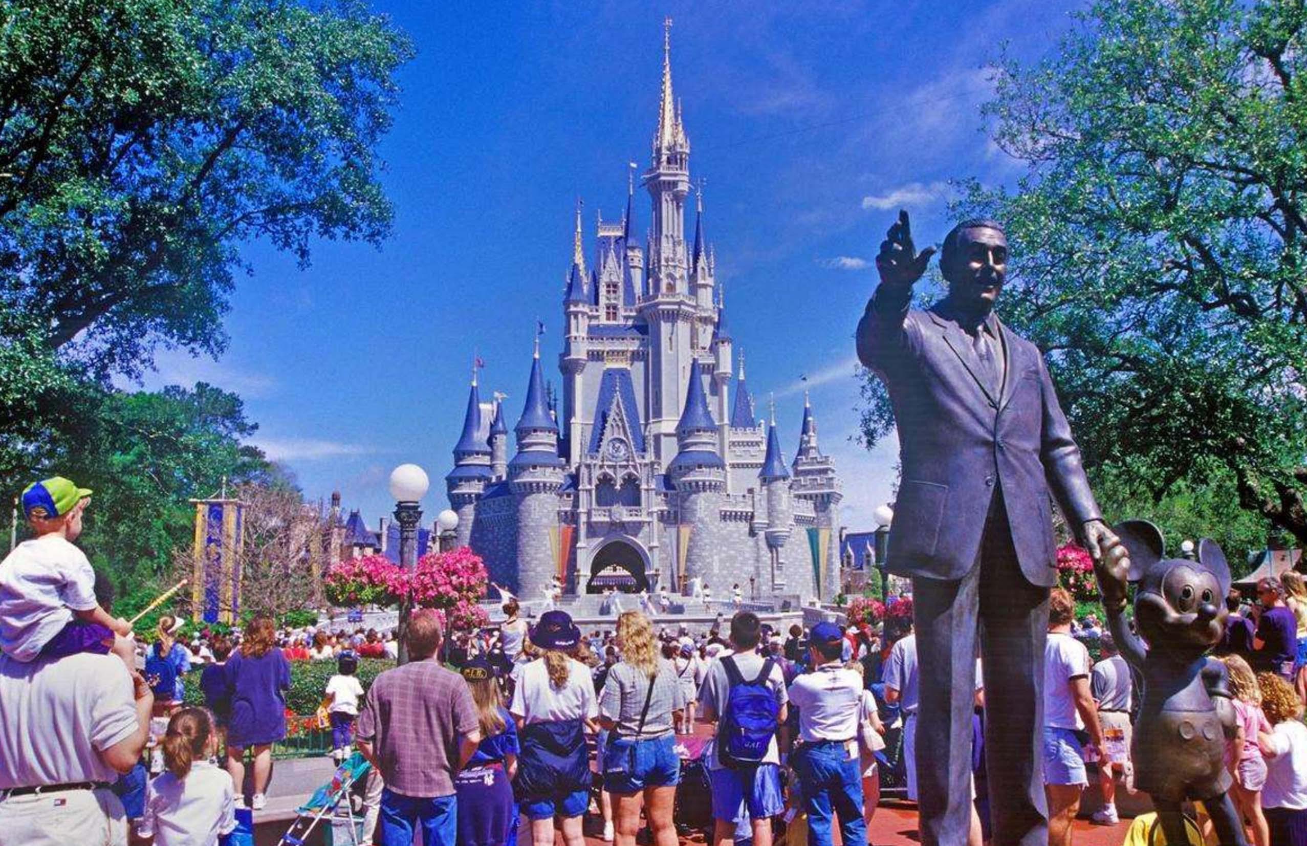 FOTO 38 | INVIERTE EN UN PASE DE CIUDAD. "Muchas ciudades venden pases que te brindan uso ilimitado de sus sistemas de transporte público durante una cierta cantidad de días", dice Perrin. "Muchas ciudades también venden pases que ofrecen acceso ilimitado a una serie de museos locales, atracciones turísticas y otros sitios, y que a menudo te permiten omitir las filas y usarse dentro de un marco de tiempo determinado", explica. Por ejemplo, en lugar de comprar una entrada individual al Louvre, compra el Paris Museum Pass (Pase para los museos de París) para acceder a más de 60 atracciones y evitar las filas en las mejores colecciones. Y en el sur de California, opta por comprar un CityPass para ingresar a Legoland, Disneyland Park y Disney California Adventure y SeaWorld San Diego a un precio que tiene descuento. (Foto: Getty)