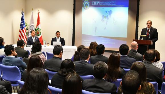 El Embajador Krishna R. Urs da las palabras de inauguración en el Taller sobre Adquisiciones del Gobierno y Manejo de Proyectos de Infraestructura (foto: Embajada de EE.UU. en Perú)