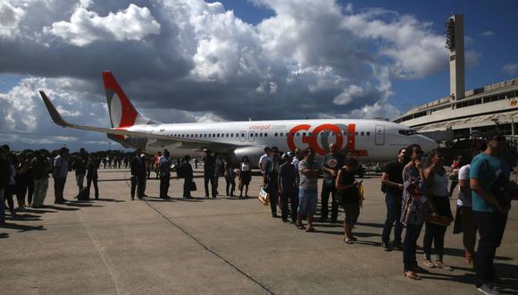 Un grupo de personas hacen fila frente a un avión Boeing Co. operado por GOL Airlines SA durante el Salón Aeronáutico Internacional de Brasil (IBAS) en el Aeropuerto Internacional Río Galeao en Río de Janeiro, Brasil, el sábado 1 de abril de 2017.