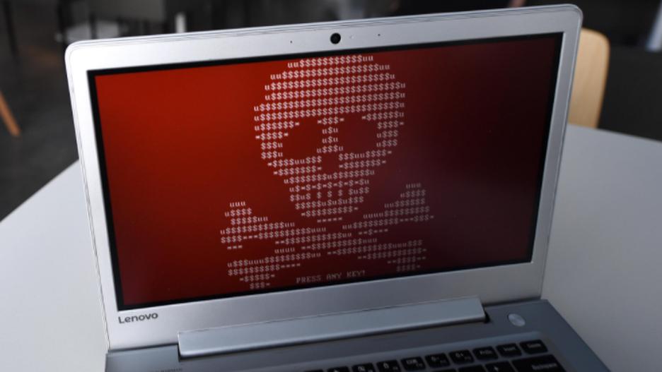 FOTO 4 | Una variante del malware conocido como Petya empezó a extender sus tentáculos a finales de junio con un ciberataque en Kiev, Ucrania. El malware GoldenEye, una cepa de Petya, se extendió a la infraestructura eléctrica del país así como también a sus aeropuertos y oficinas gubernamentales.
Al principio se creyó que era un ransomware (cuando un hacker toma control de tu computadora a cambio del pago de un rescate), porque lo que hace es congelar tu computadora y mostrar una nota de rescate en tu pantalla. La nota exige el pago de US$300 en bitcoins a cambio de liberar la computadora infectada. El ataque se parece a lo que hacía el ransomware WannaCry, el cual afectó a más de 230,000 computadoras en más de 150 países en mayo. Sin embargo, terminó no siendo un ransomware porque el sistema de pagos que los hackers establecieron es prácticamente inoperante.