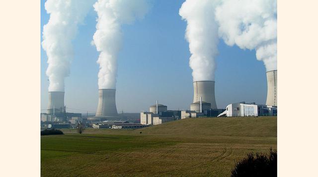 Central Nuclear de Cattenom (Francia) sus 5,448 MW (bruto) la convierten en la octava más grande del mundo. Como las dos anteriores, también es operada y gestionada por Électricité de France (EDF). Usa el agua del río Mosela para facilitar las labores de 