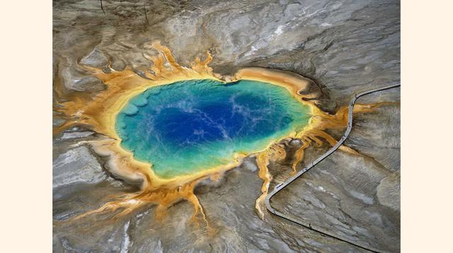 La Gran Fuente Prismática (Parque Nacional de Yelowstone, EE UU). Sus fascinantes colores se deben a la alta concentración de bacterias en sus aguas termales; dependiendo de su tipo y de la temperatura, las tonalidades varían del amarillo al azul.