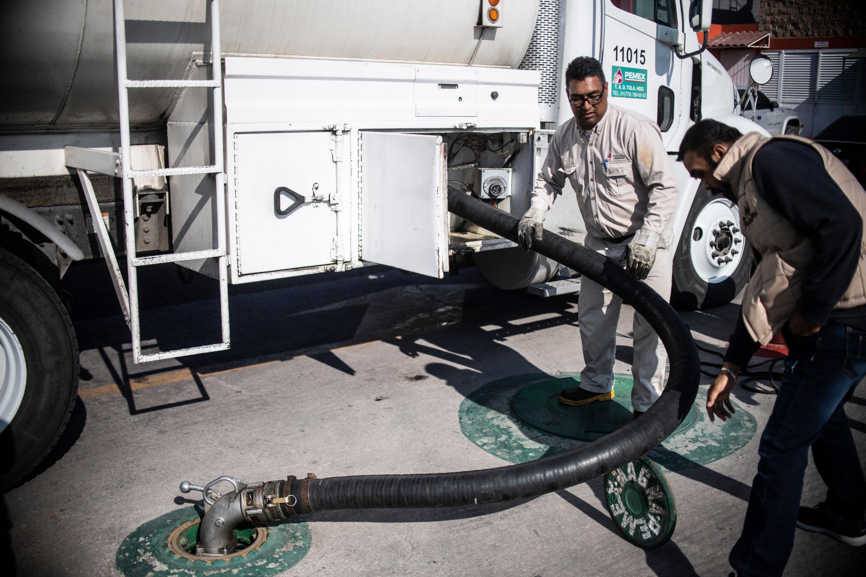 Un camión cisterna abastece de combustible a una estación de servicio en México. (Foto: AFP