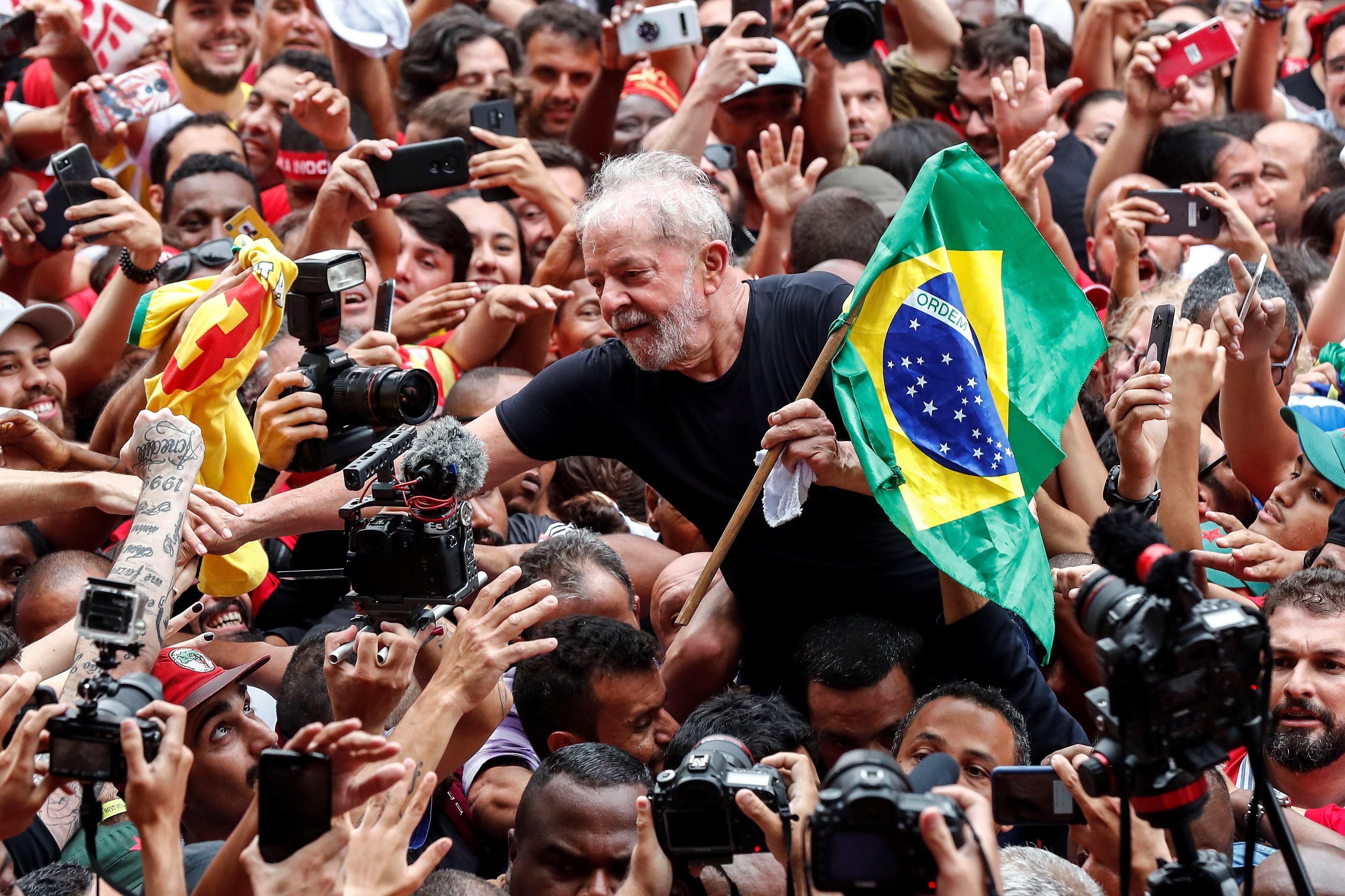 Lula da Silva fue cargado por sus simpatizantes. (EFE/ Sebastião Moreira).