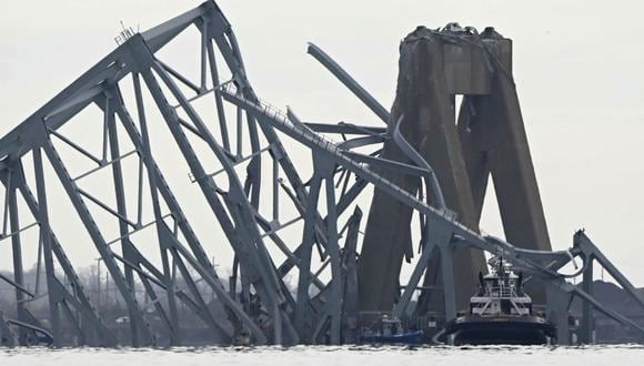 La estructura de acero del puente Francis Scott Key yace en el agua después de que colapsara en Baltimore, Maryland, el 26 de marzo de 2024. (Foto de Mandel NGAN / AFP).