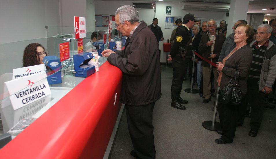 Los delincuentes están usando la modalidad de falso operativo policial para quedarse con su dinero. (Foto: Andina)