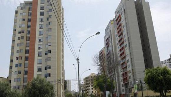 Otro problema latente del distrito de Lima Moderna es la falta de cocheras, situación que generá que sus parques sean usados para este fin. (Foto: Urbania)