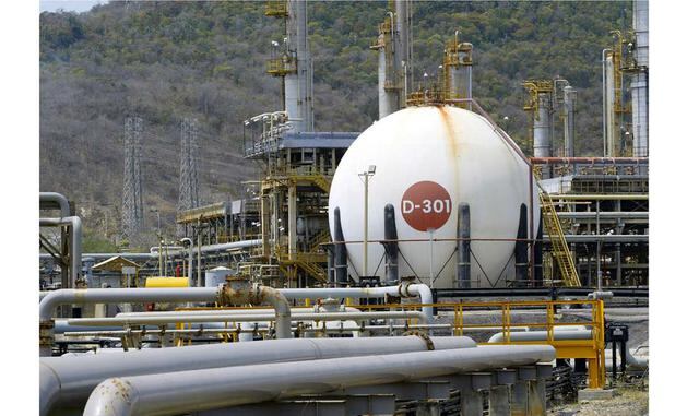 ¿Qué podría pasar con el petróleo de Venezuela?. Si bien EE.UU. hasta ahora no ha aplicado sanciones económicas amplias, la sola amenaza de restringir las exportaciones petroleras del país es una poderosa herramienta que podría llevar a la nación al borde