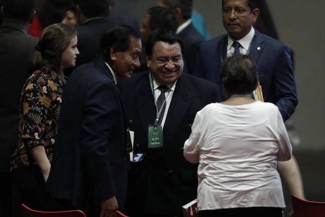 El líder de Podemos, José Luna Gálvez, espera el inicio de la ceremonia de entrega de credenciales. (Foto: César Campos / GEC)